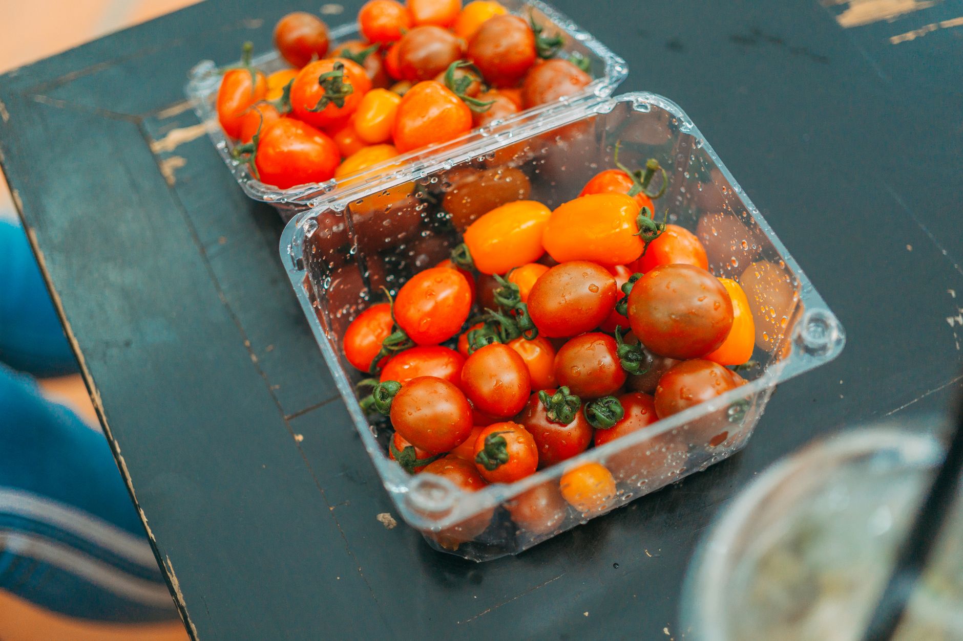 Containers of different sizes for tomatoes